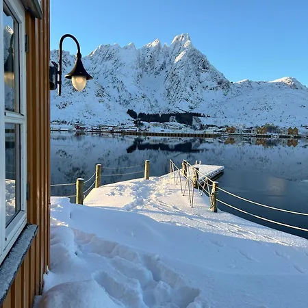 Charming Waterfront In Ballstad, Lofoten