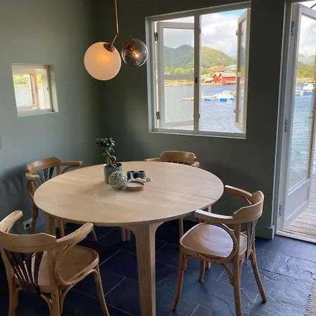 Charming Waterfront In Ballstad, Lofoten